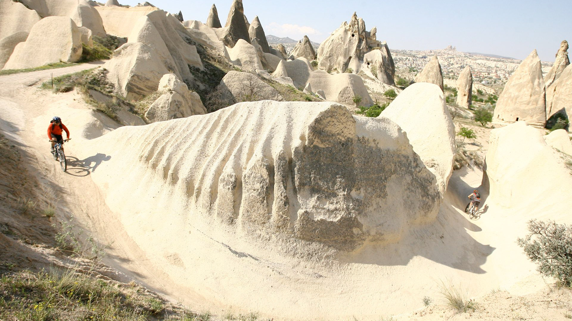 les cheminées de fées de Cappadoce se dressent derrière un vététiste