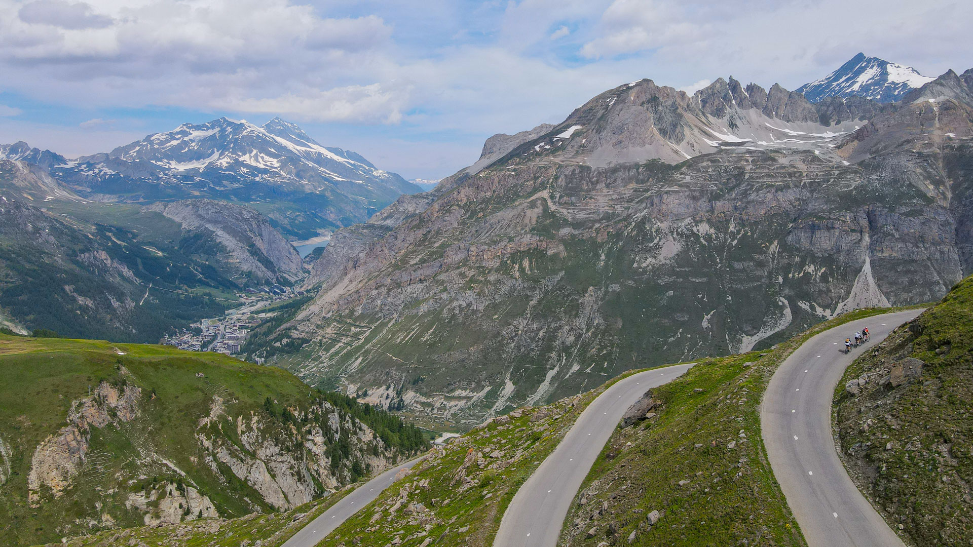 cyclistes en pleine ascension du col de l'Iseran