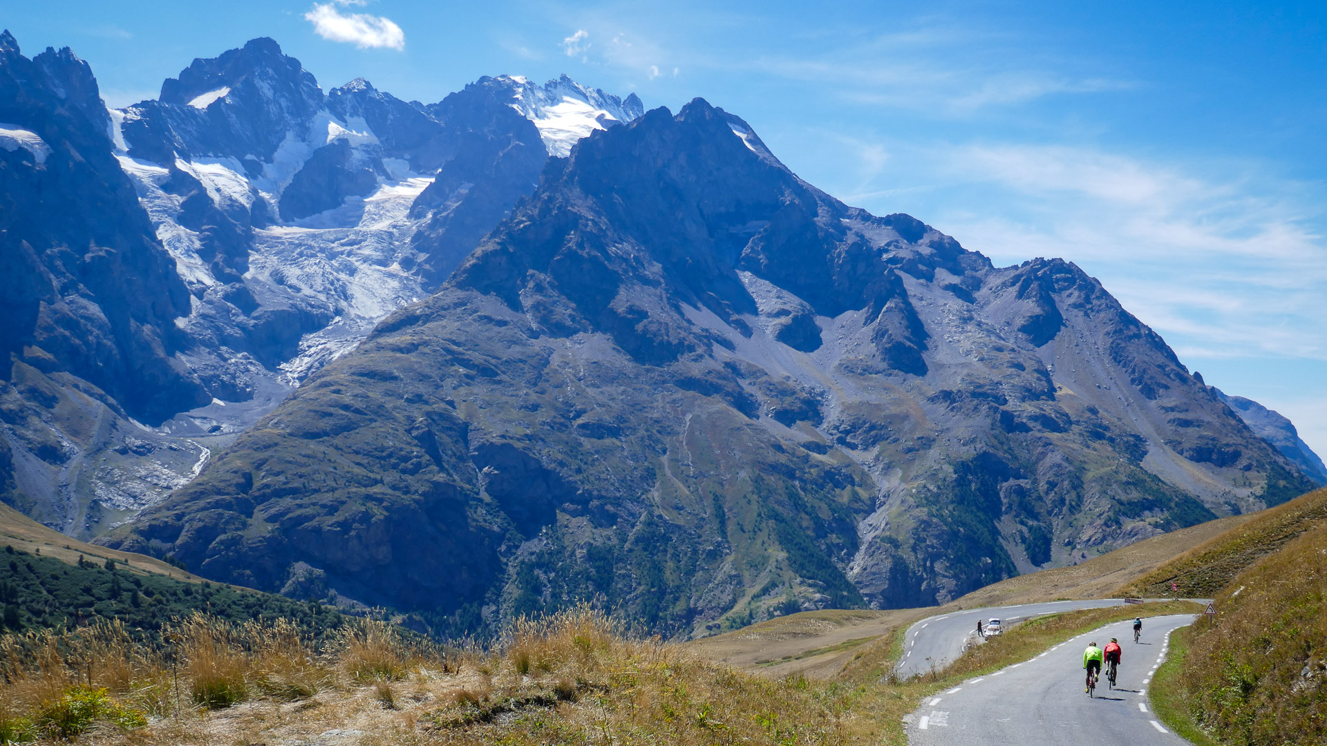 des cyclistes dans la descente du col du galibier