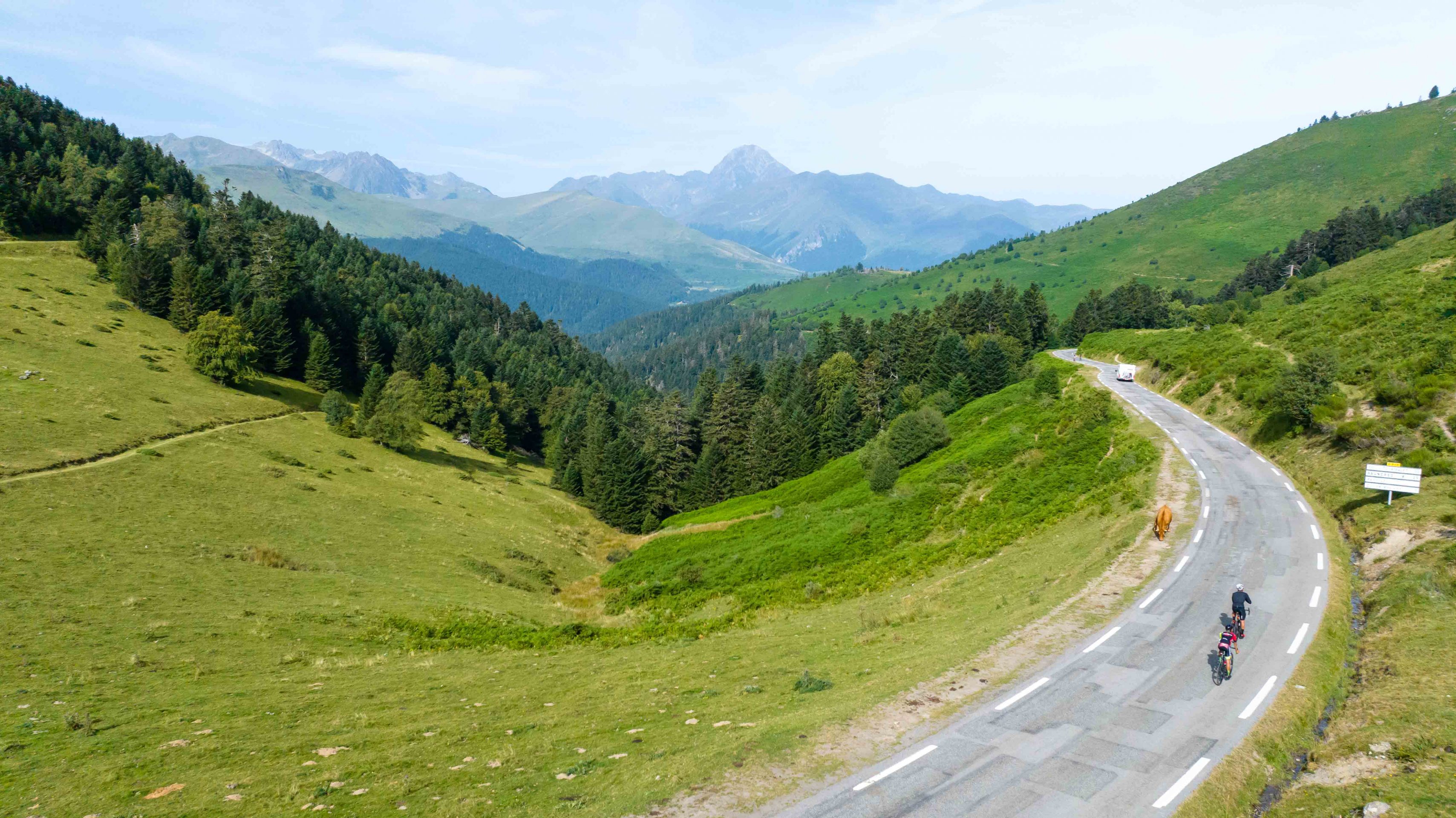 deux cyclistes route sur une petite route des Pyrénées