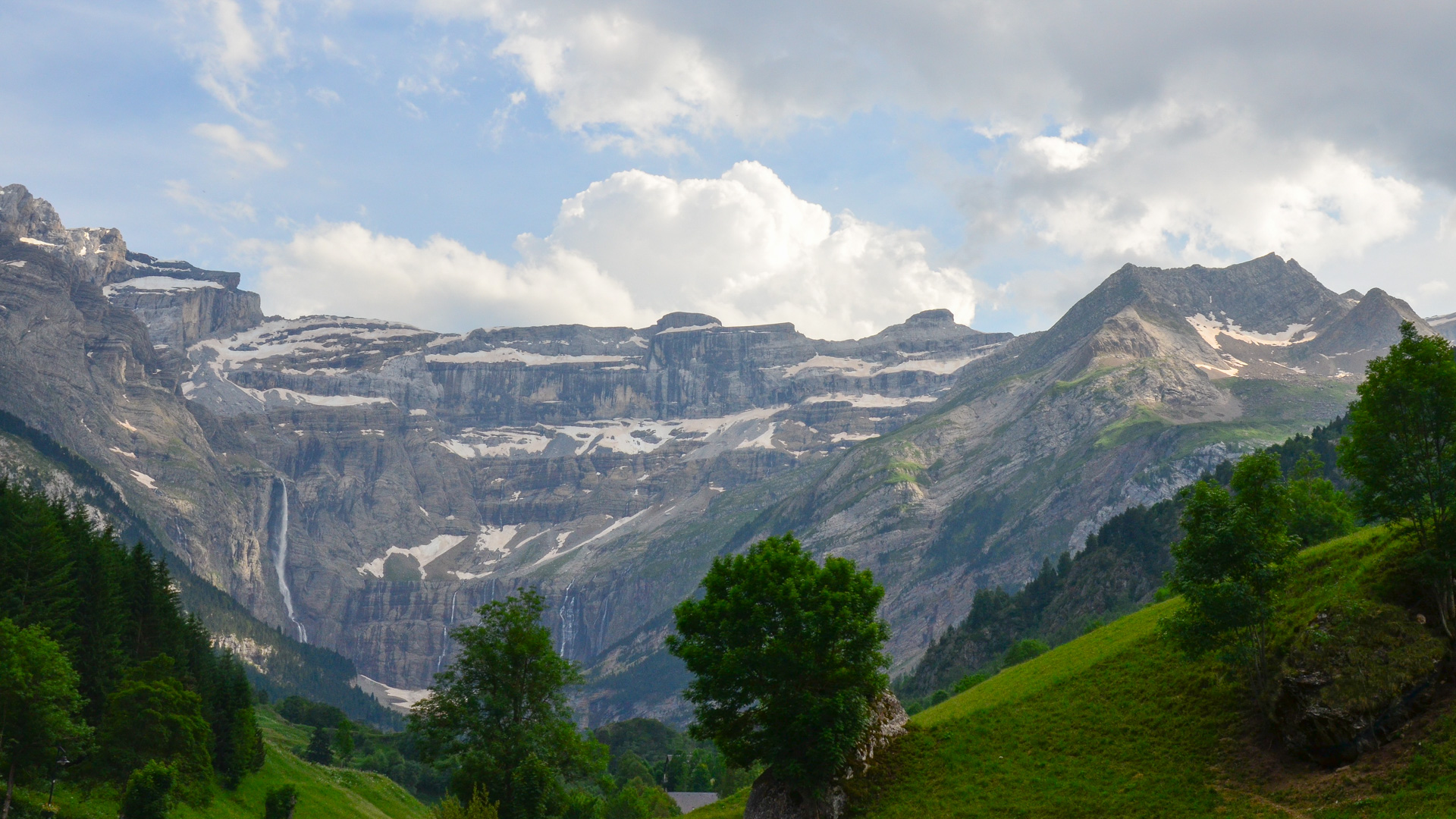 vue panoramique du cirque de Gavarnie dans les Pyrénées