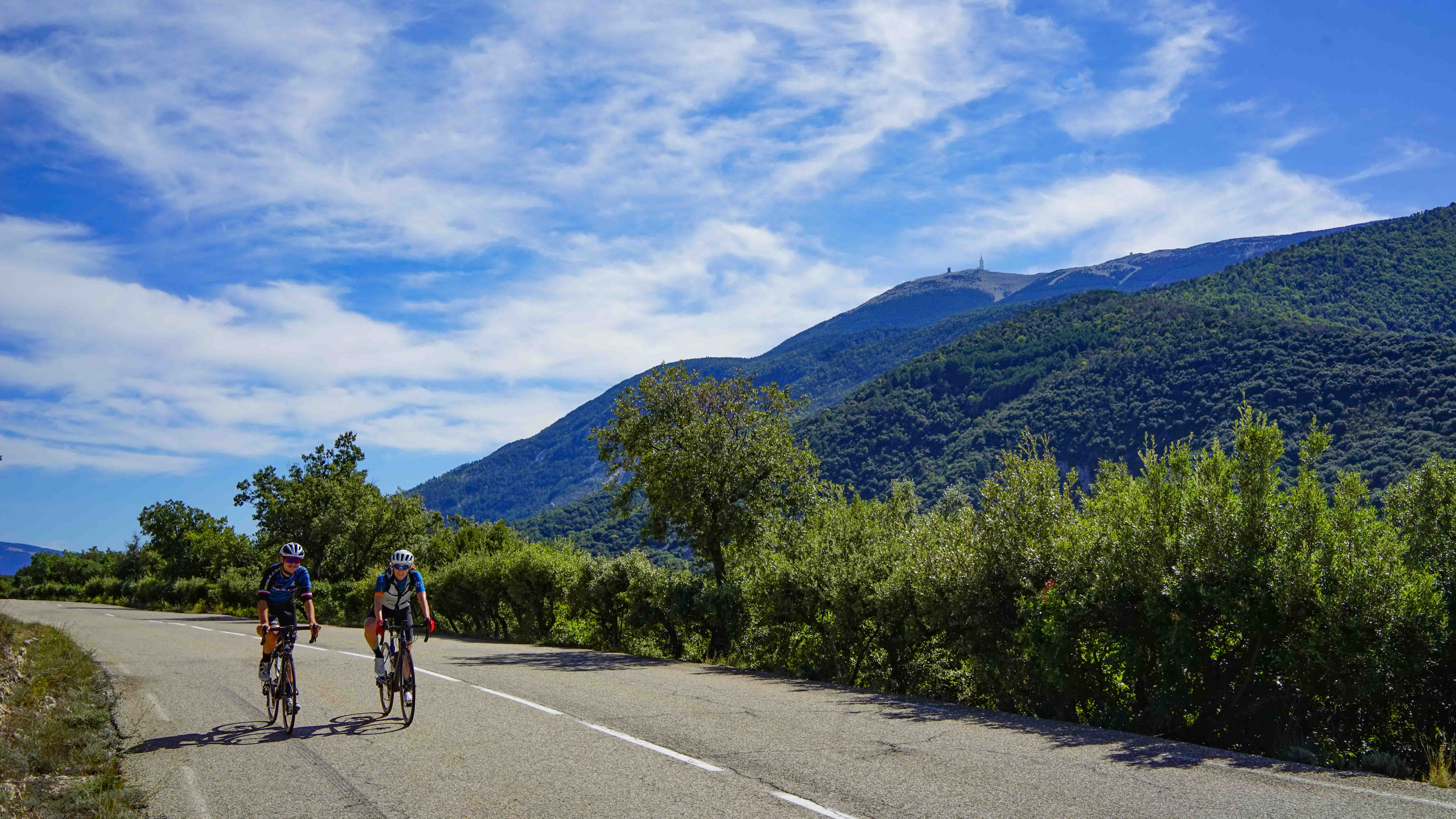 deux cyclistes au pied du Mont Ventoux