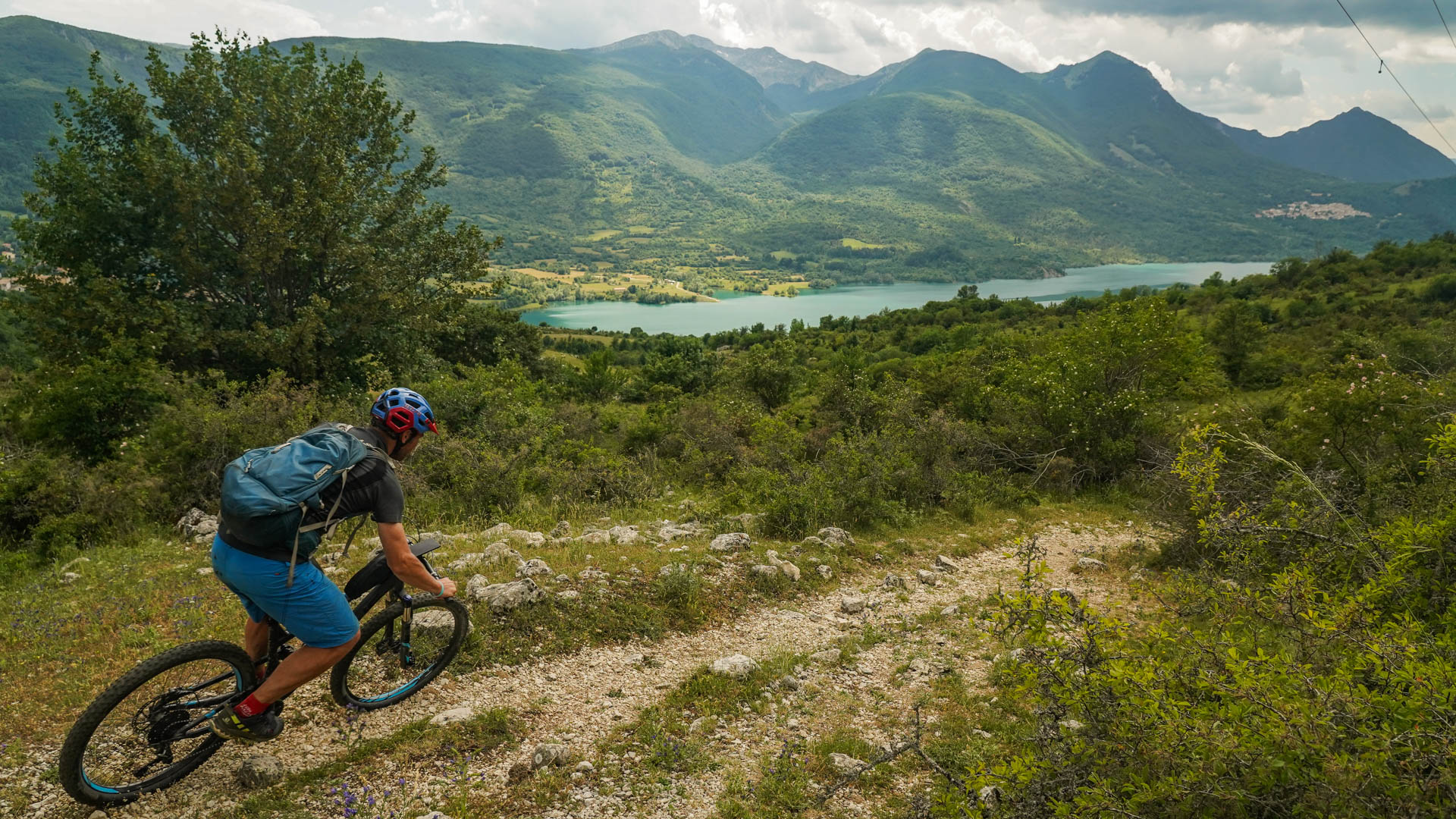 homme à vtt sur un single-tracks dans les Abruzzes italiennes