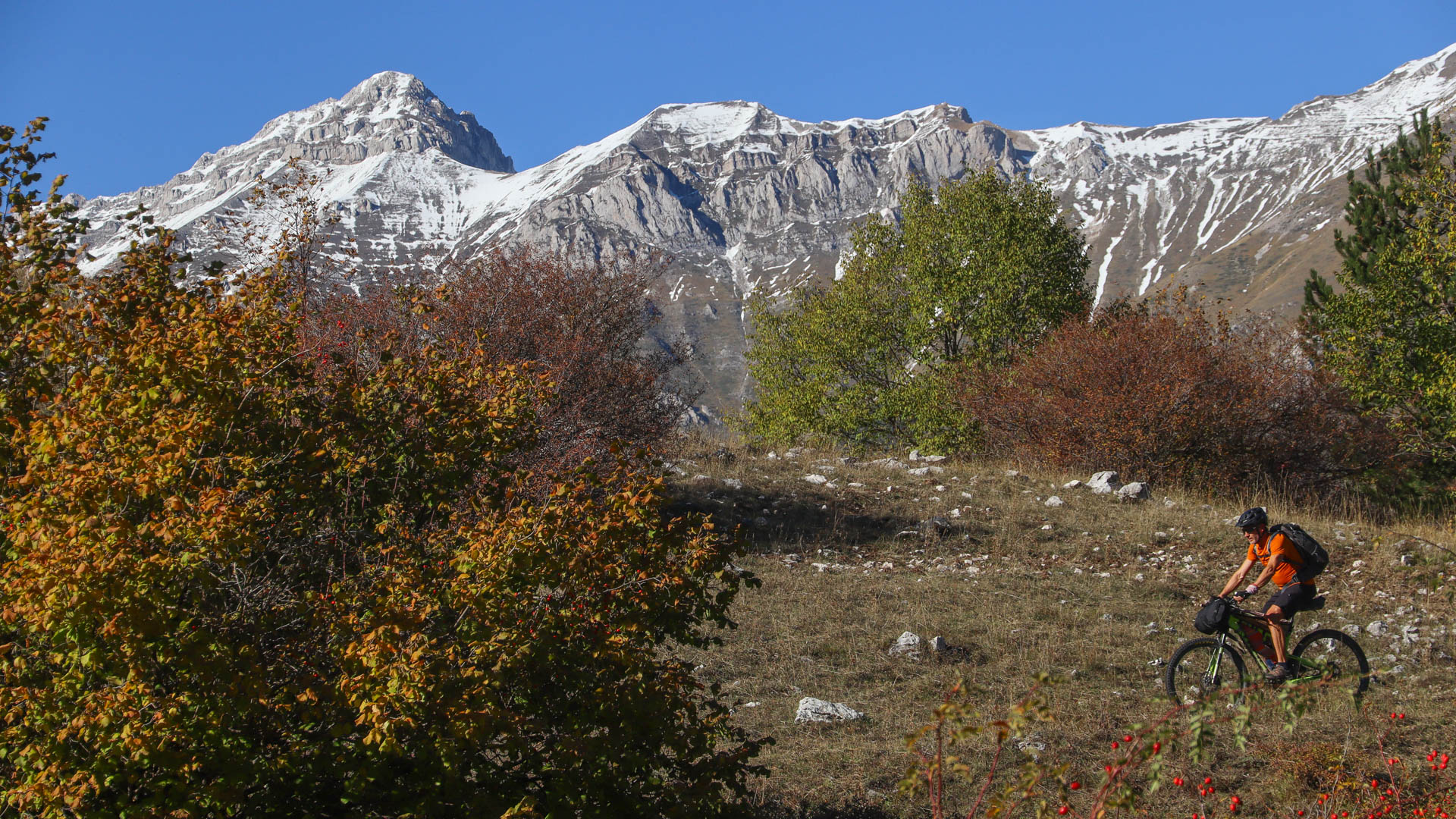 vttiste traverse l’Italie du Nord au Sud et chaine des Apennins enneigée en arrière-plan