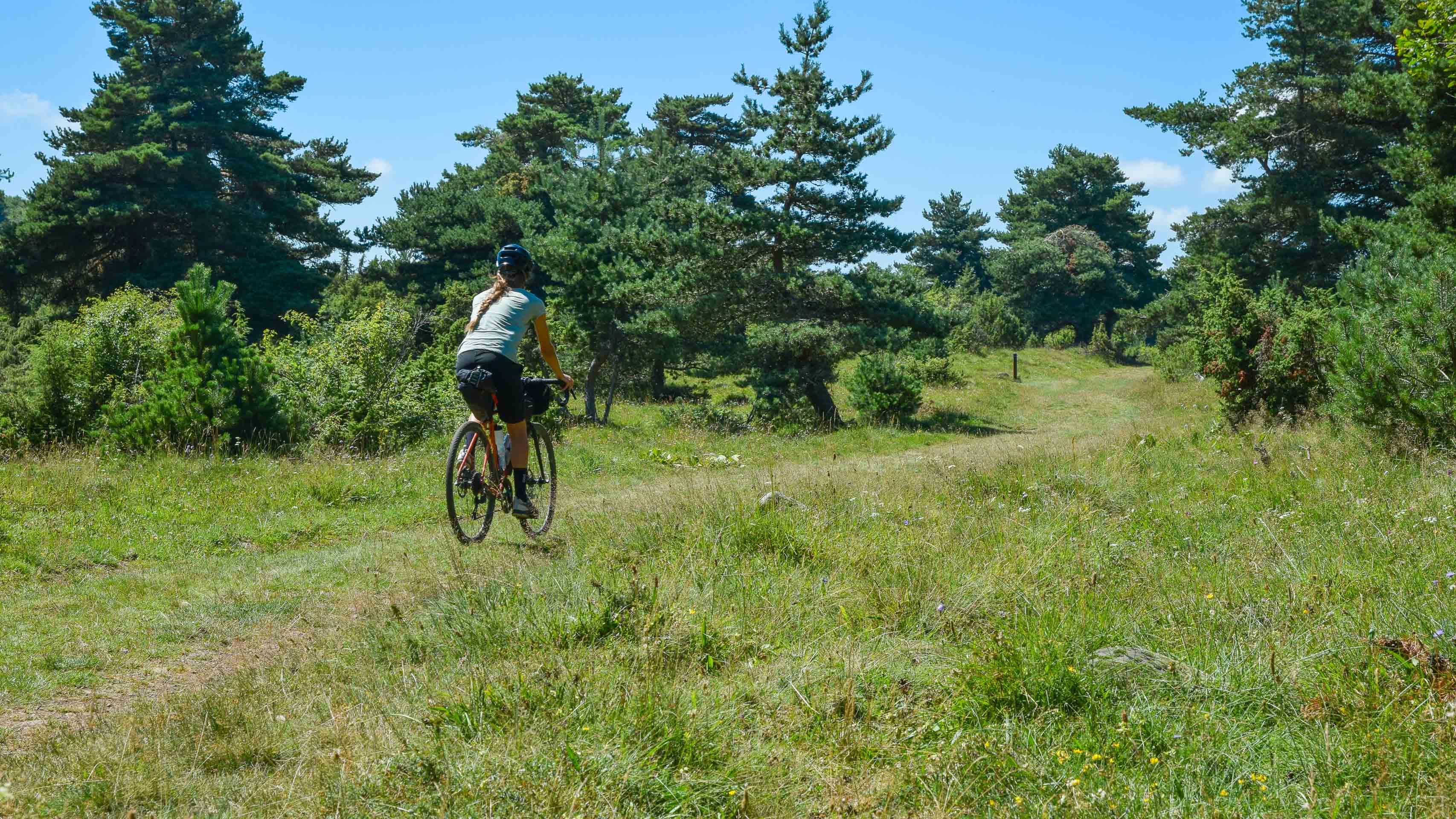 femme en gravel dans la partie nord du massif central