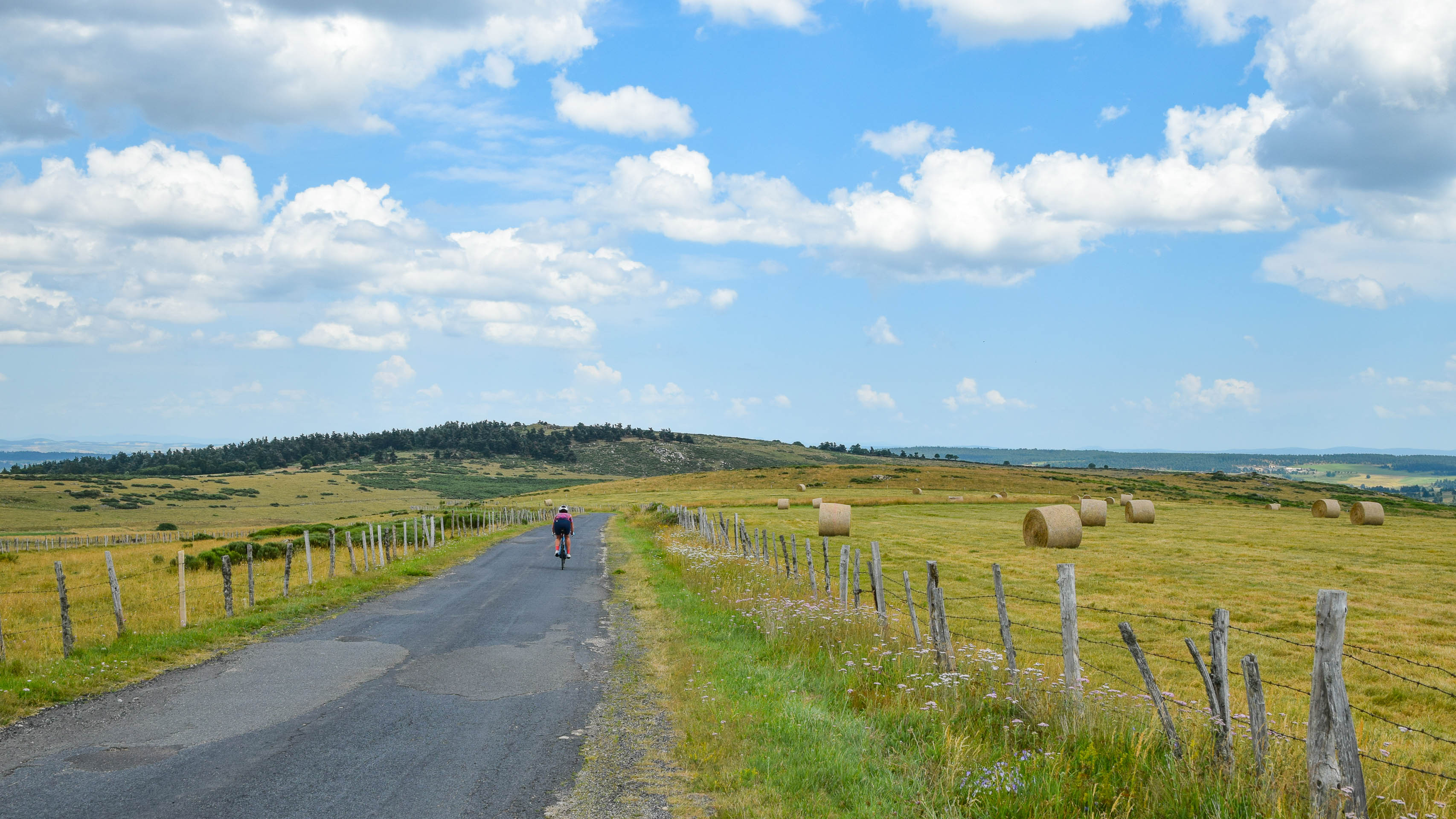 cycliste gravel sur une petite route de Margeride