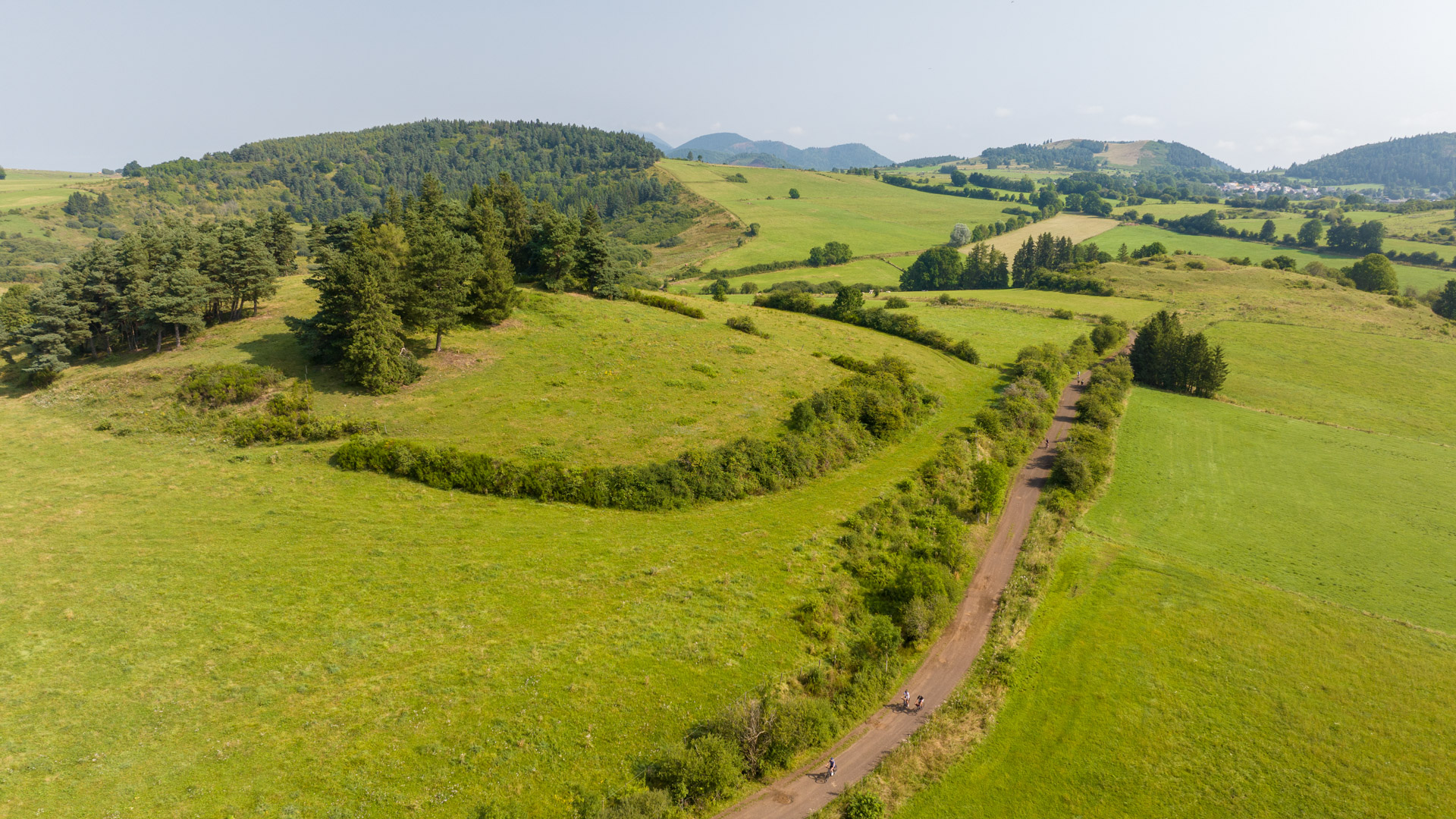 belle piste gravel à travers champs en Auvergne