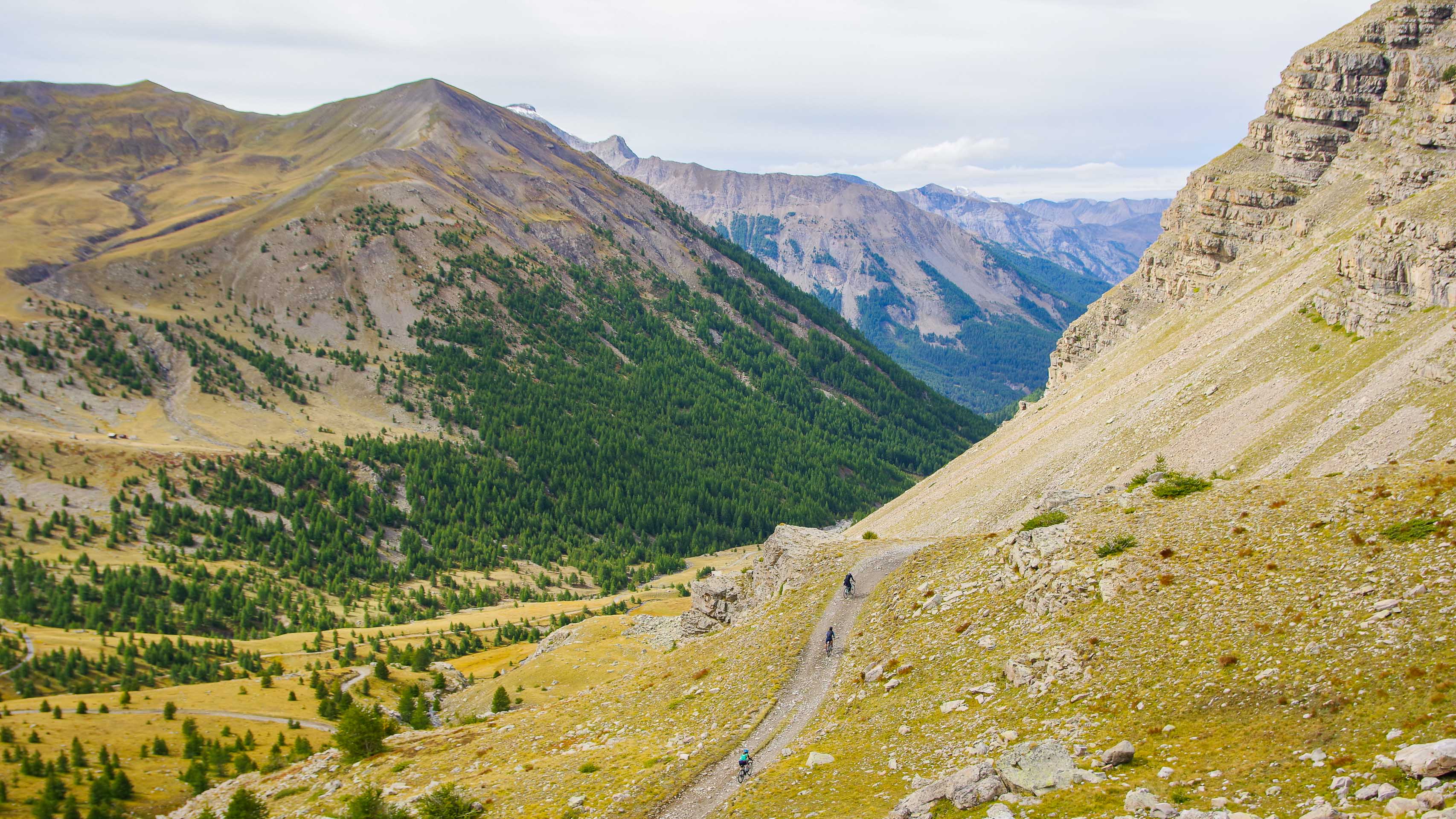 des cyclistes gravel en pleine ascension, en direction du col de Parpaillon