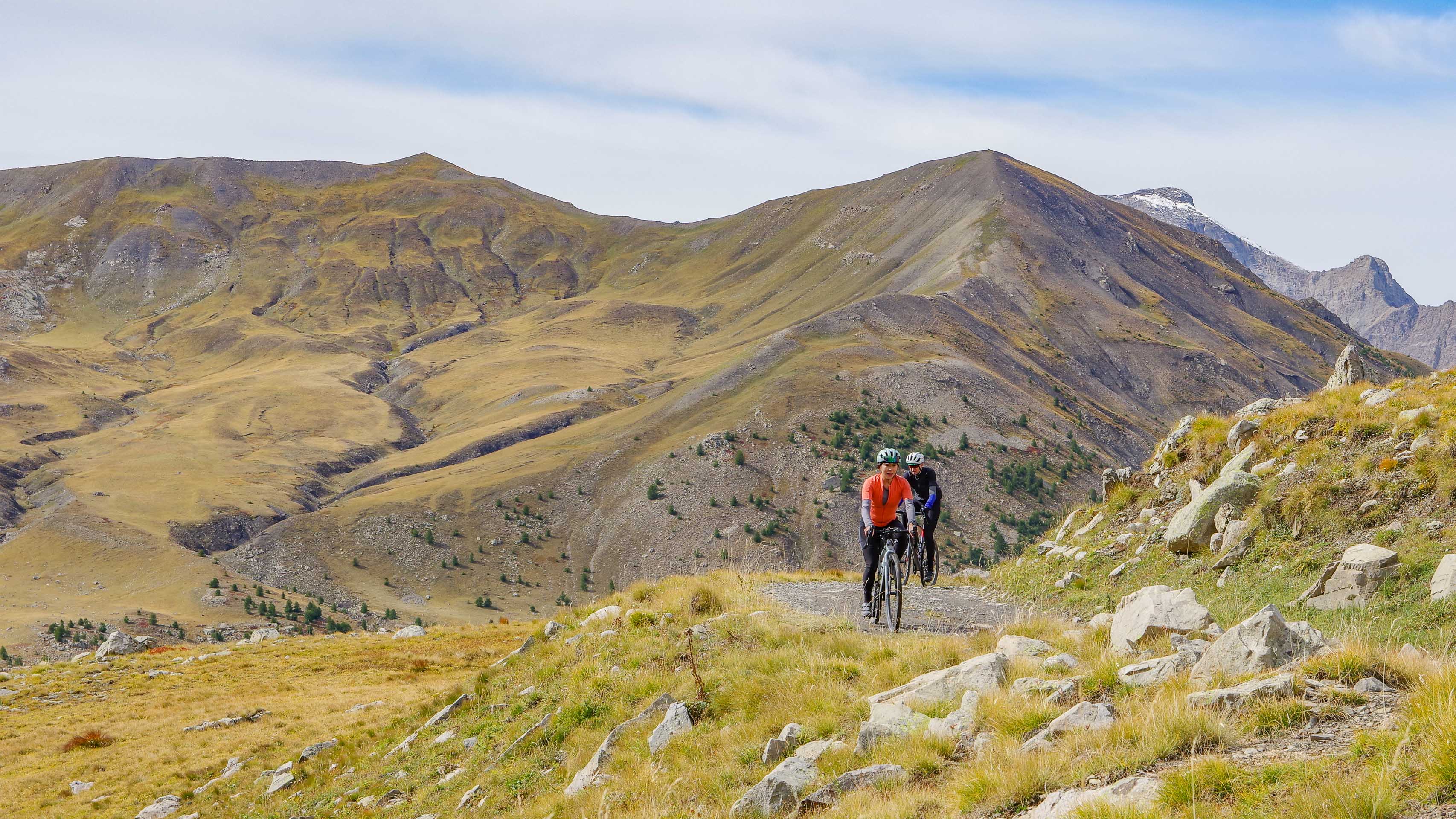 deux cyclistes qui montent en direction du col de Parpaillon, dans la  vallée de l'Ubaye