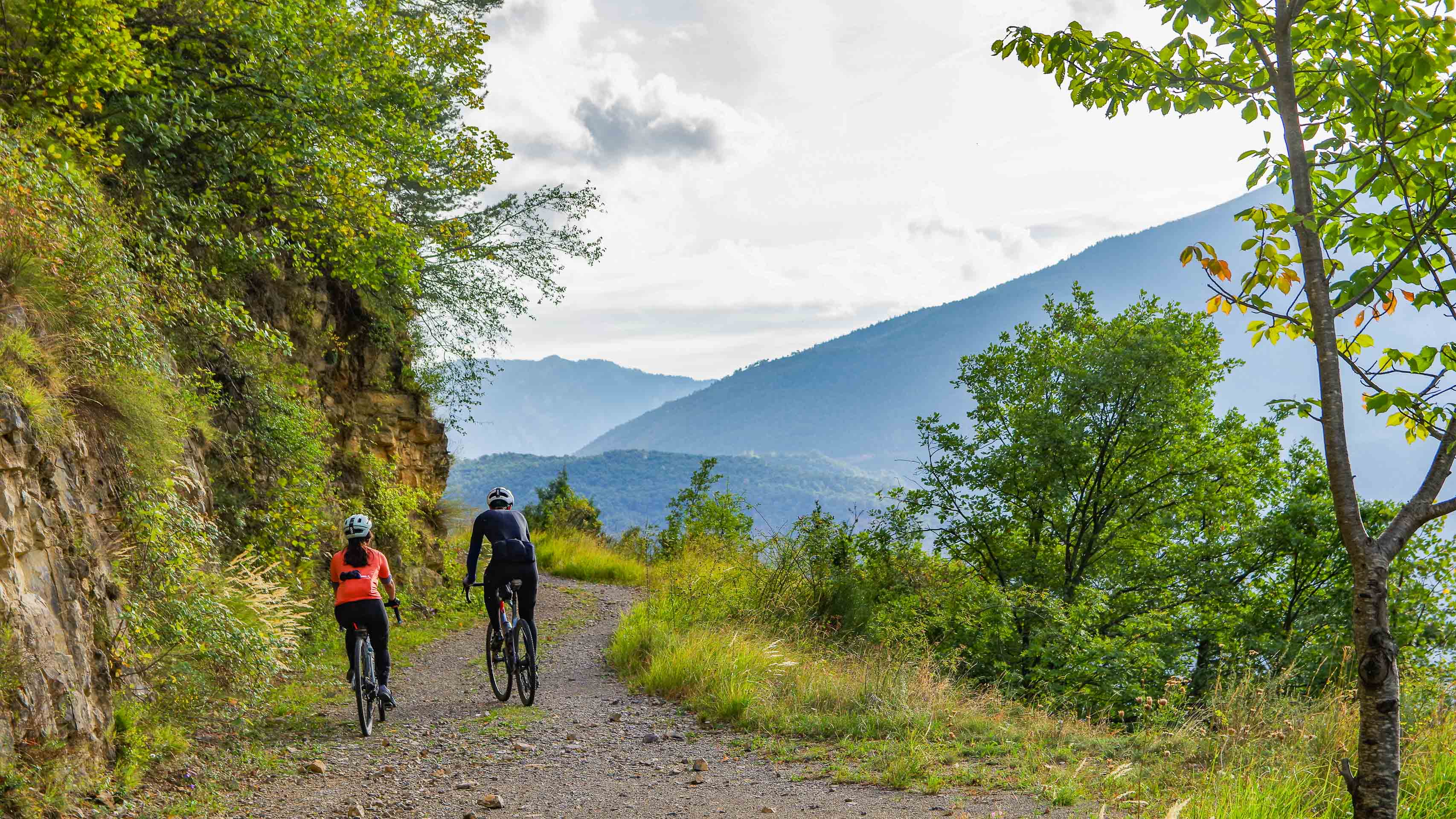 deux cyclistes sur une piste de montagne dans le Mercantour