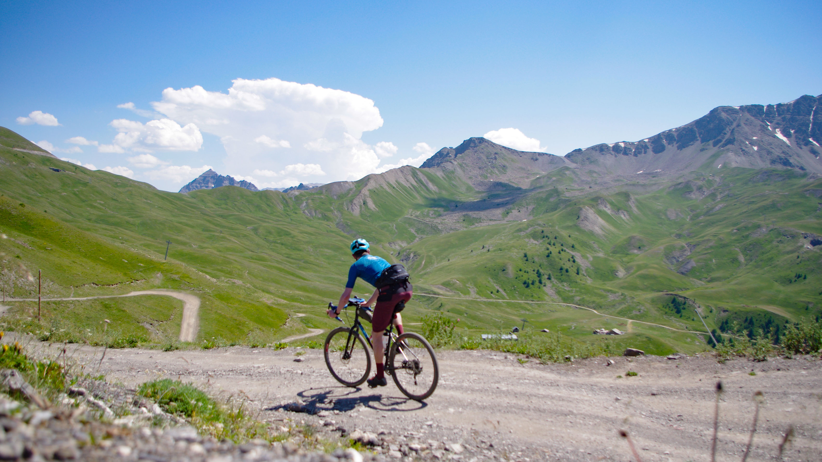 cycliste gravel sur une piste dans la vallée de la Durance, à proximité de Risoul