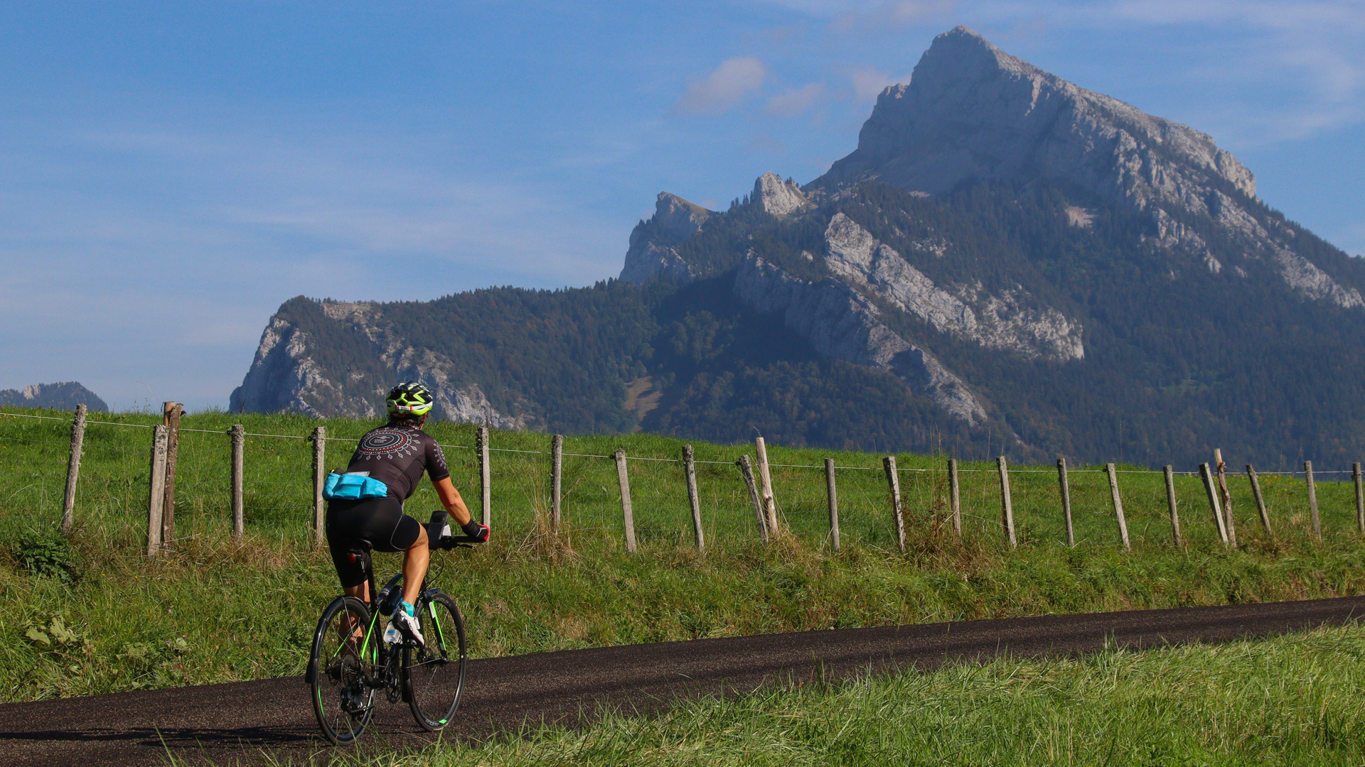 cycliste sur route en direction du Mont Granier en Savoie