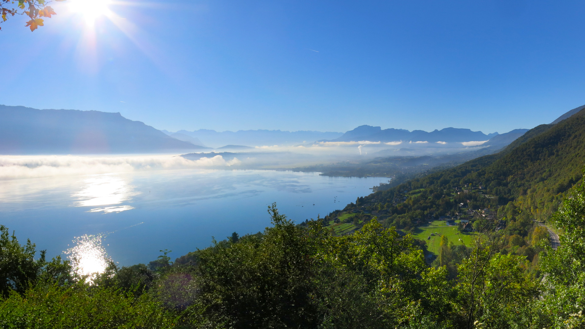 vue plongeante sur le lac du Bourget depuis le massif des Bauges