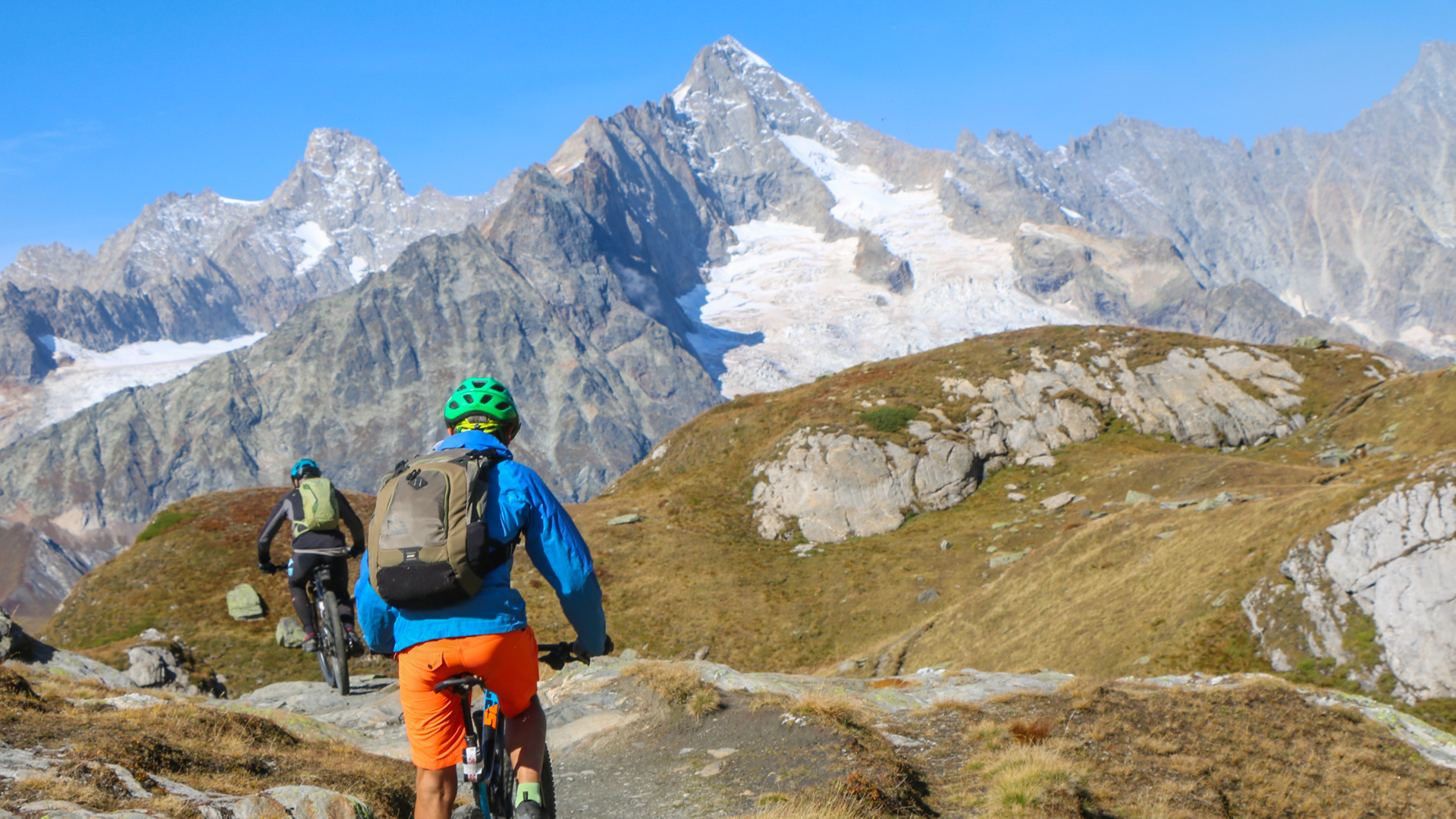 homme à VTT sur un single-track avec vue sur le Mont-Blanc