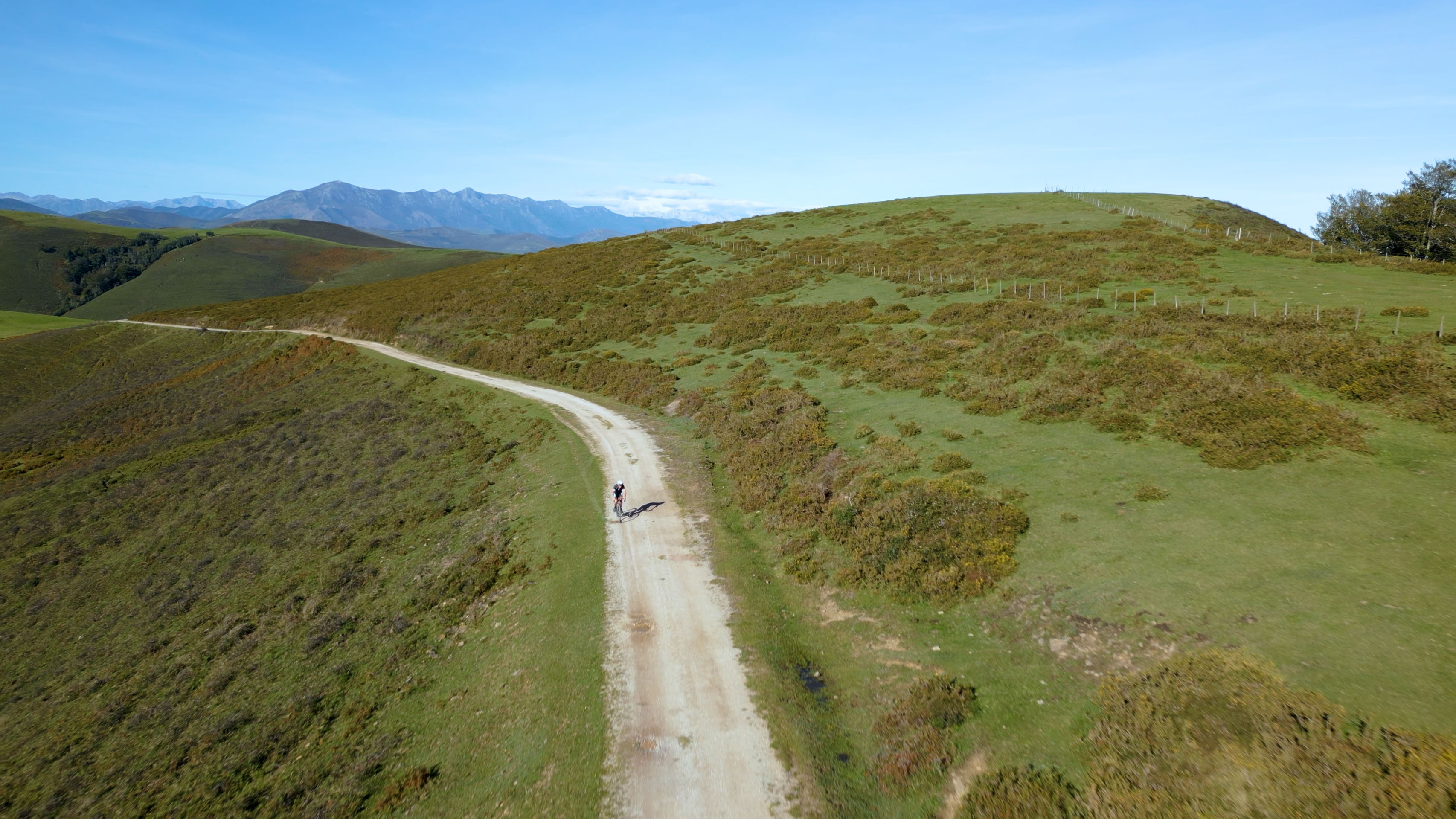 piste gravel dans la campagne asturienne