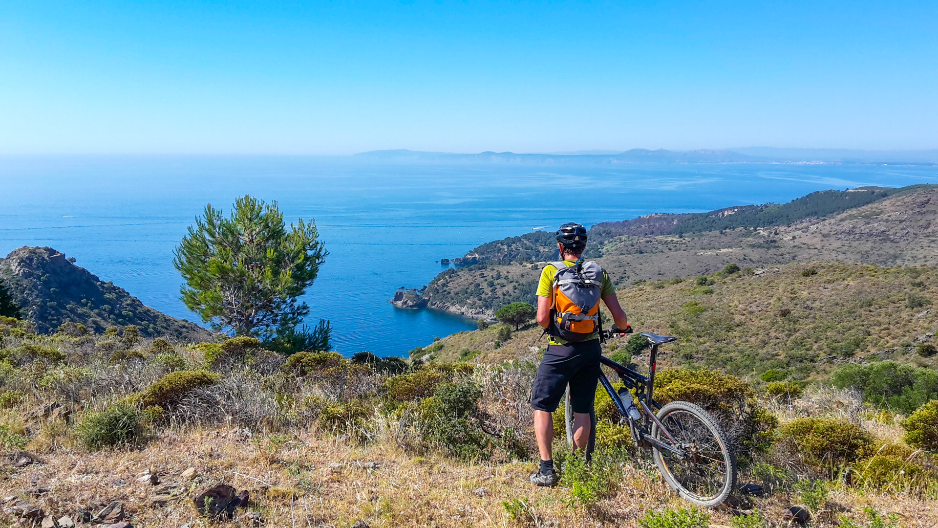 vttiste admire la mer depuis les reliefs de la costa brava espagnole