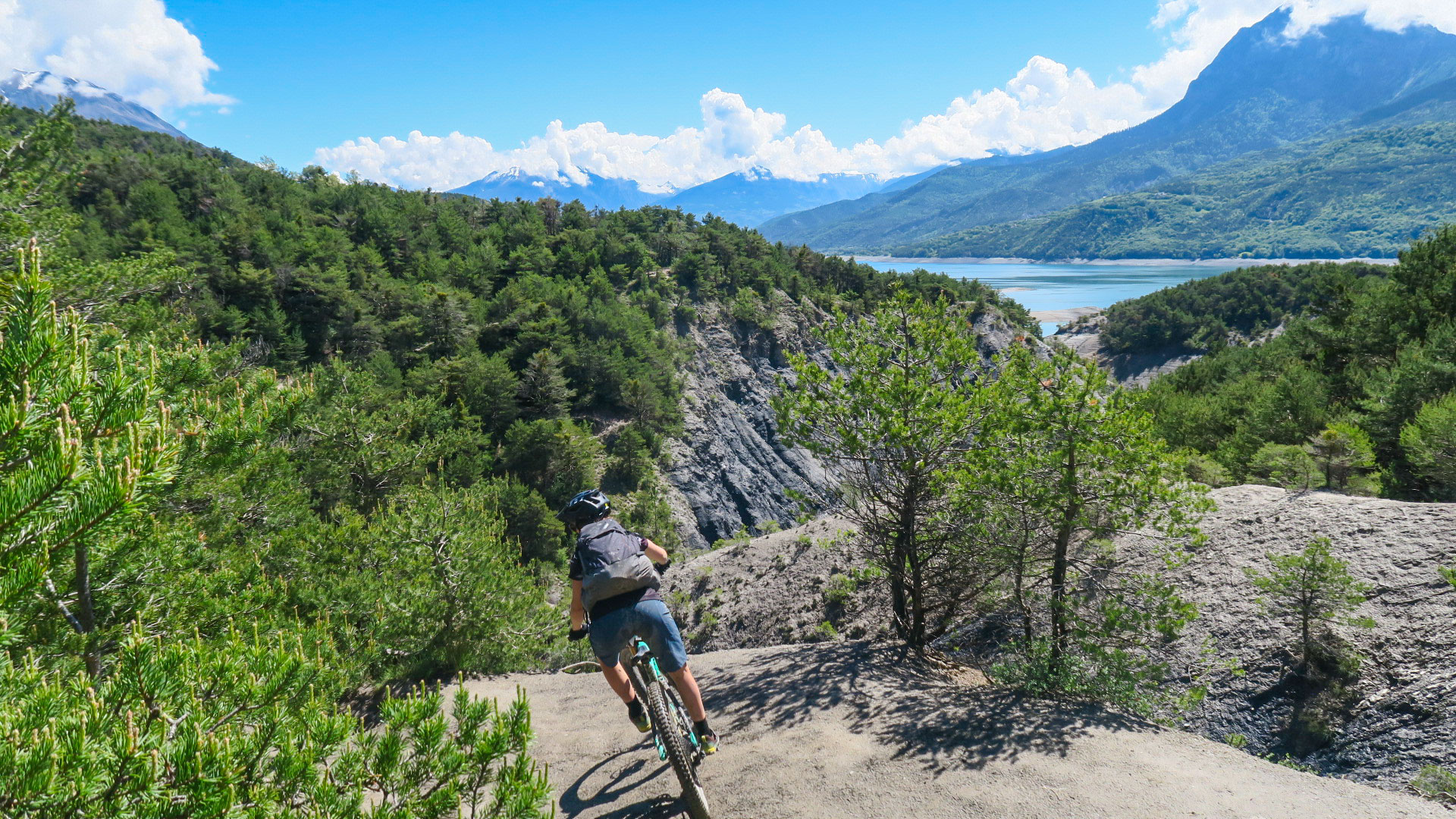 single track vtt au dessus du lac à proximité d'Embrun