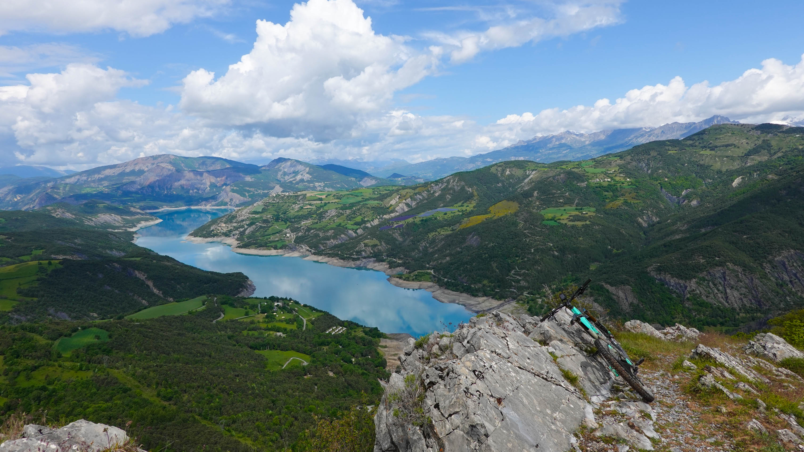 tour du lac de Serre-Poncon Hautes-Alpes