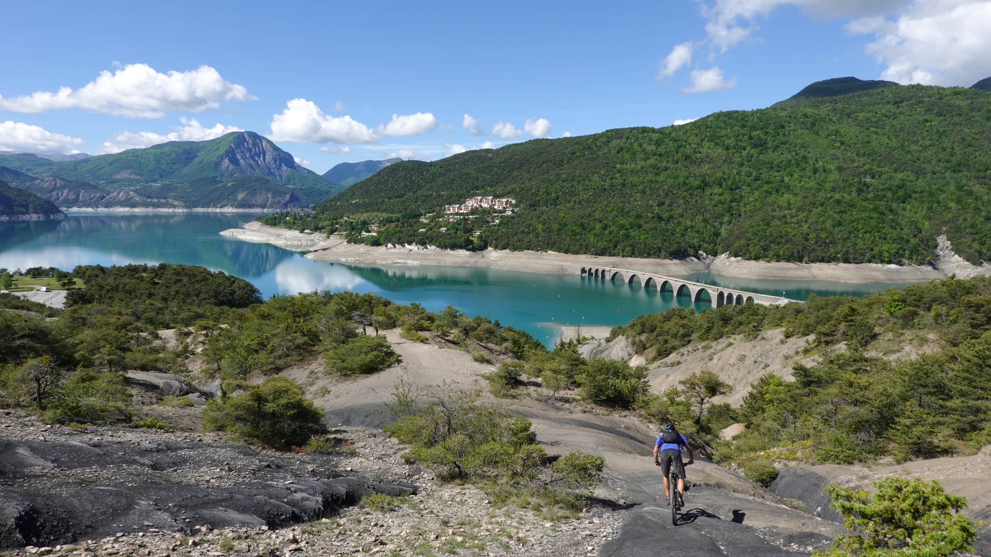 descente à VTT vers le lac de Serre-Poncon