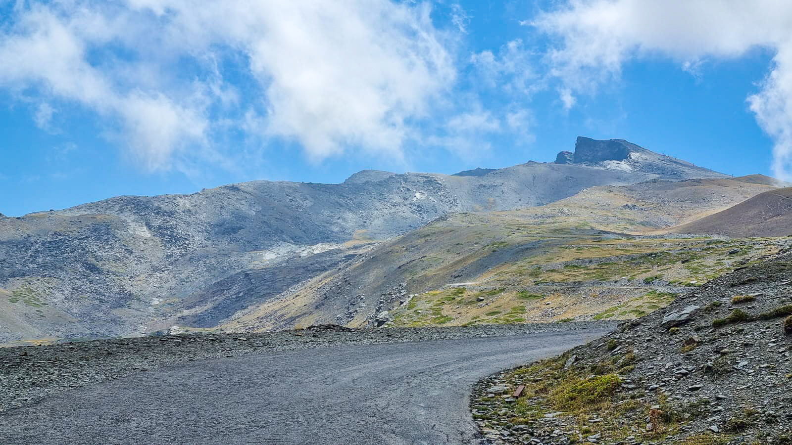 la plus haute route carrossable d'Europe pour rejoindre le Pico Veleta