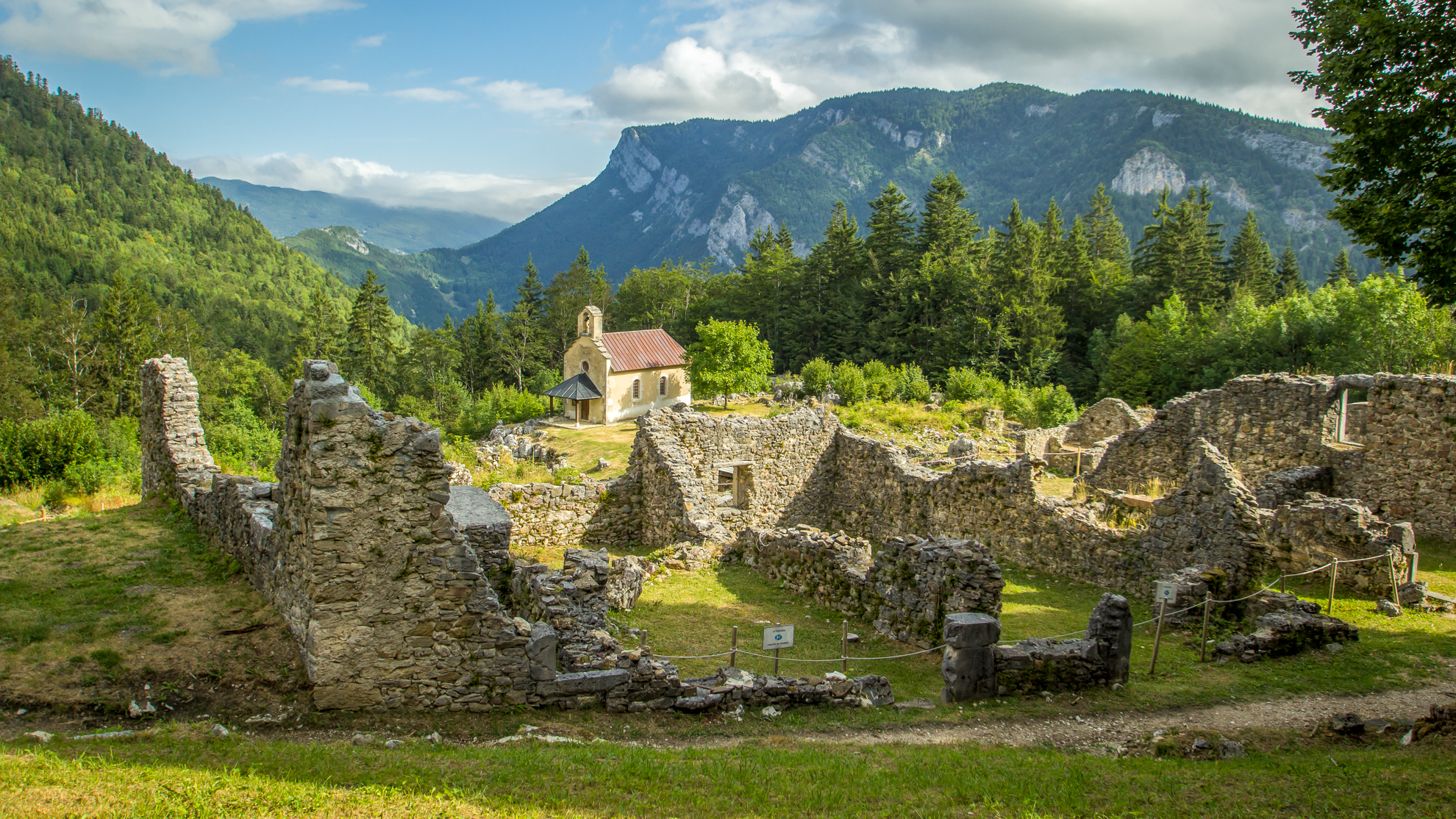 petite chapelle et vestiges dans le Vercors