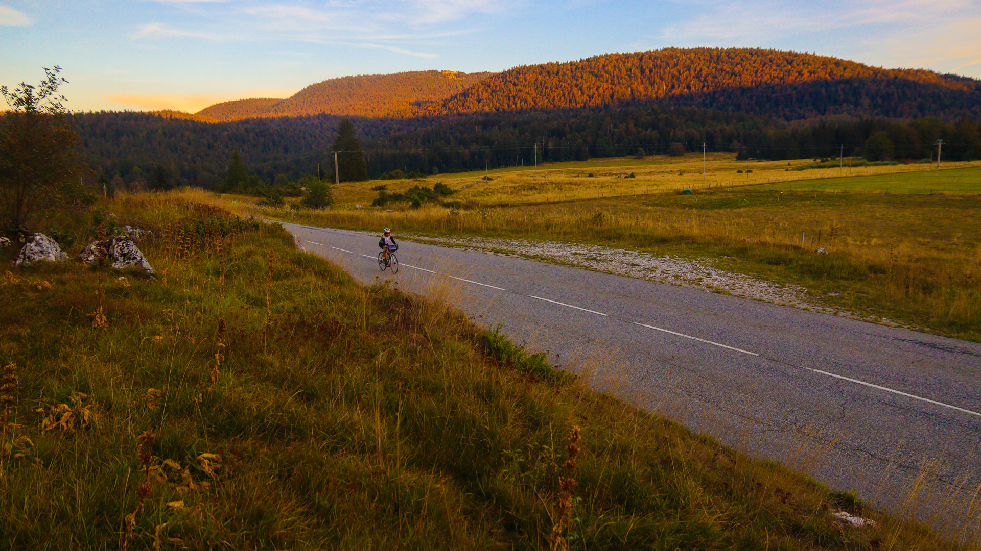 cycliste sur la route direction le col du Rousset