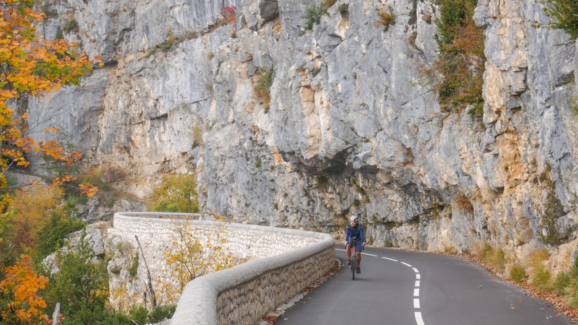 cycliste sur une route à flanc de falaise dans le Vercors