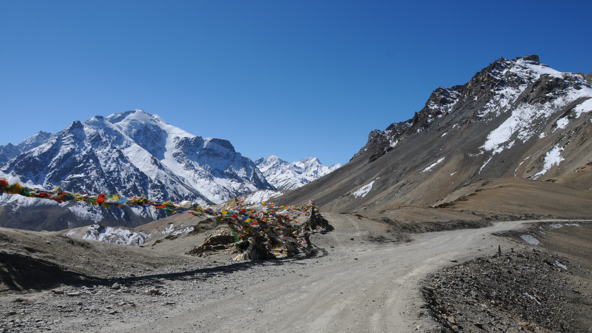 piste gravel dans les hautes montagnes du zanskar en inde du nord