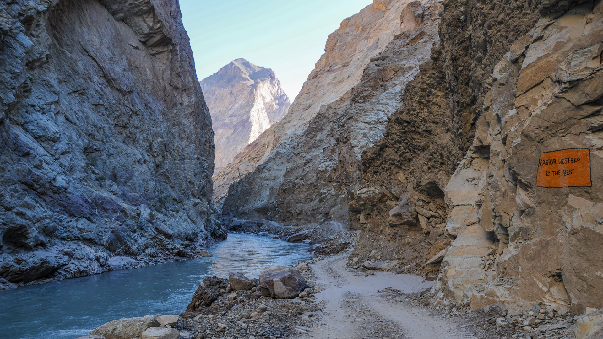 piste qui longe la rivière zanskar dans des gorges encaissées en inde du nord