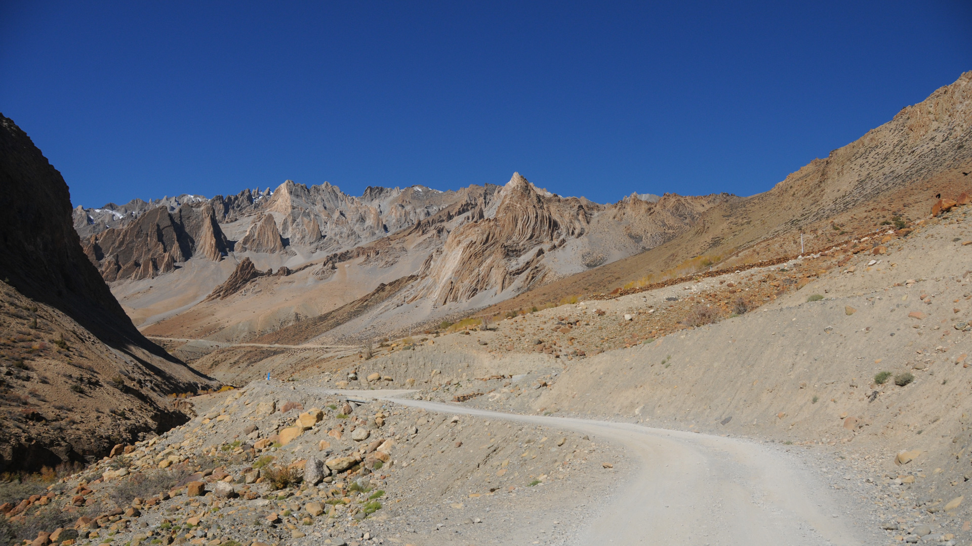 piste gravel au coeur de l'himalaya