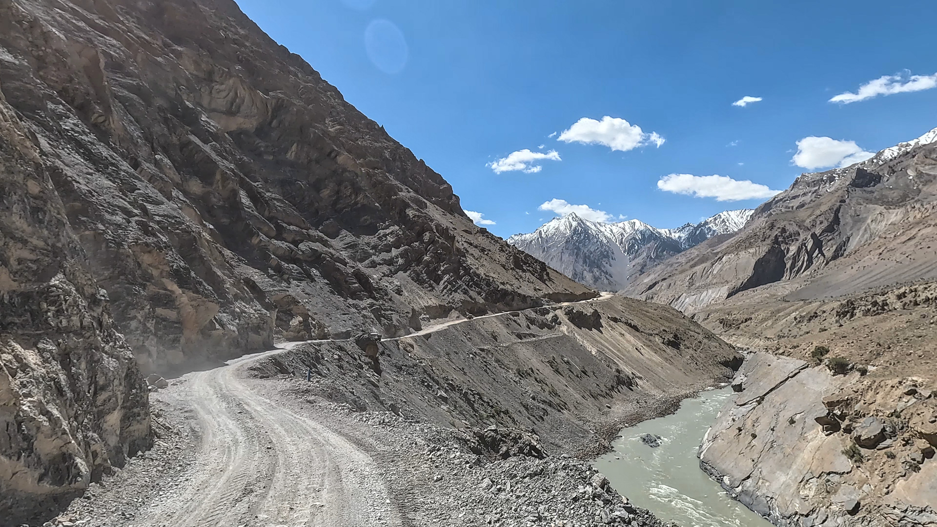 piste taillée dans la roche des gorges de la rivière zanskar