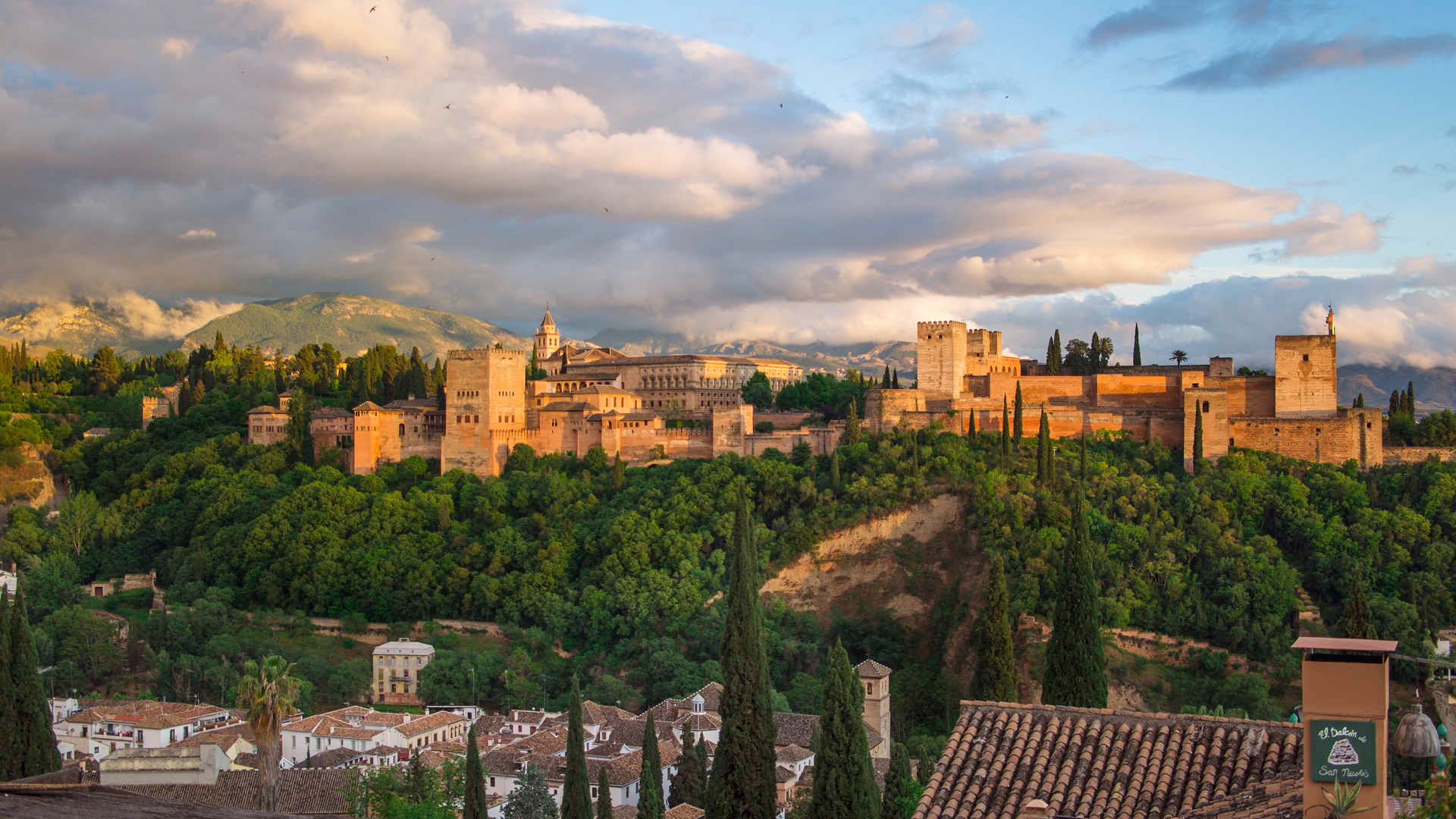 alhambra à Grenade en espagne au coucher du soleil