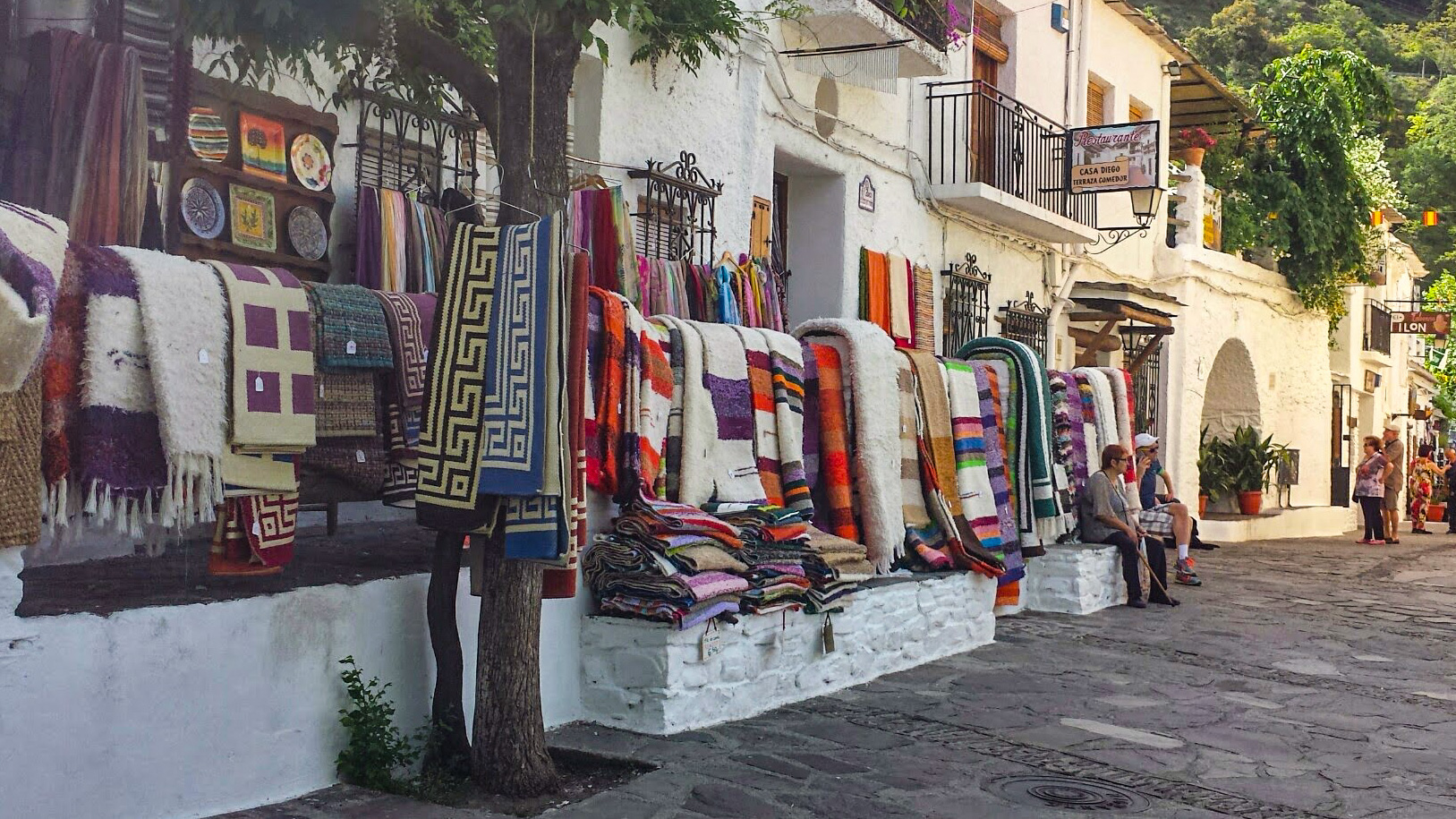 tapis exposés dans la rue d'un petit village blanc des alpujarras espagnole