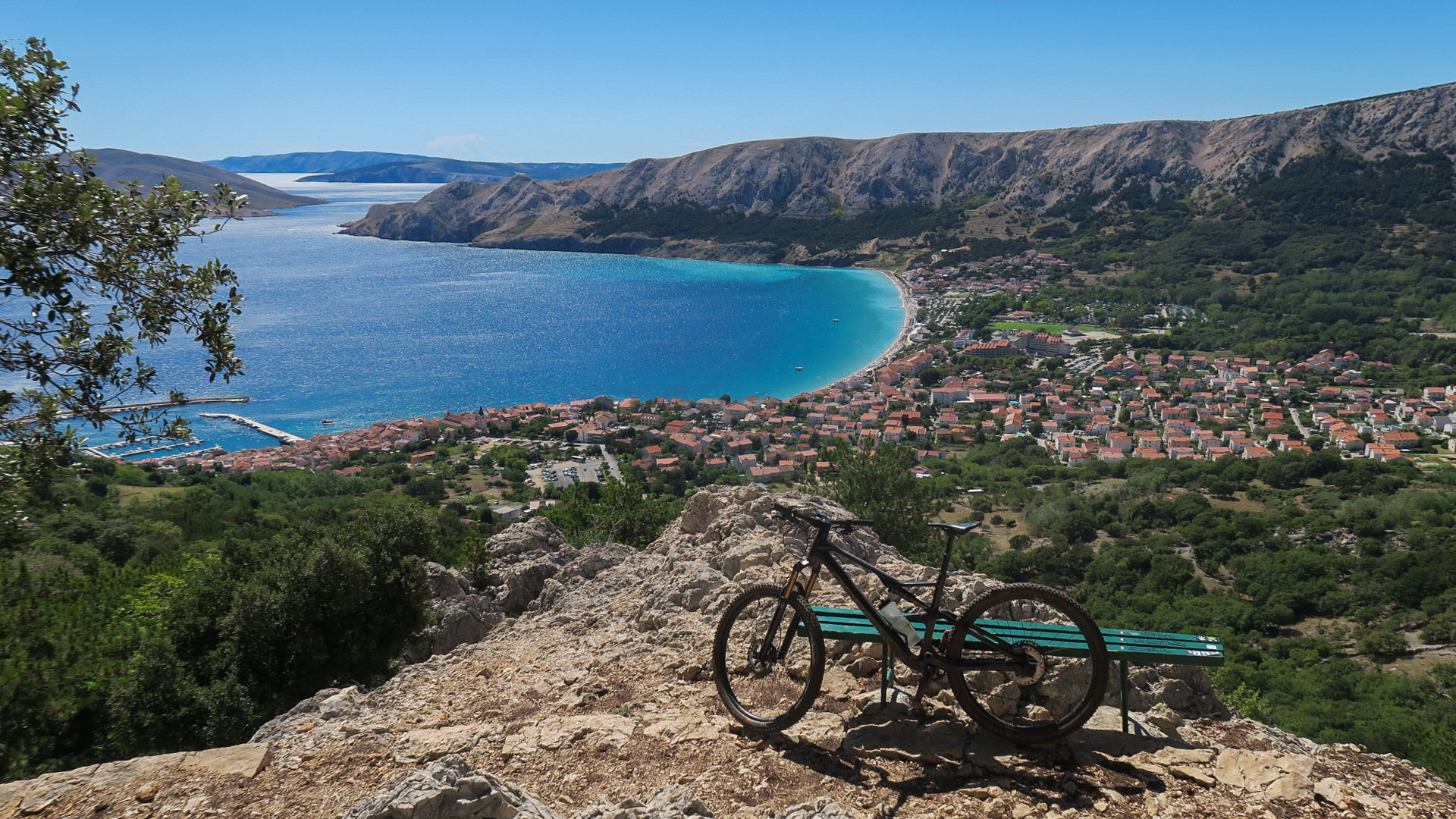 VTT surplombe la baie de Baska sur l'île de Krk