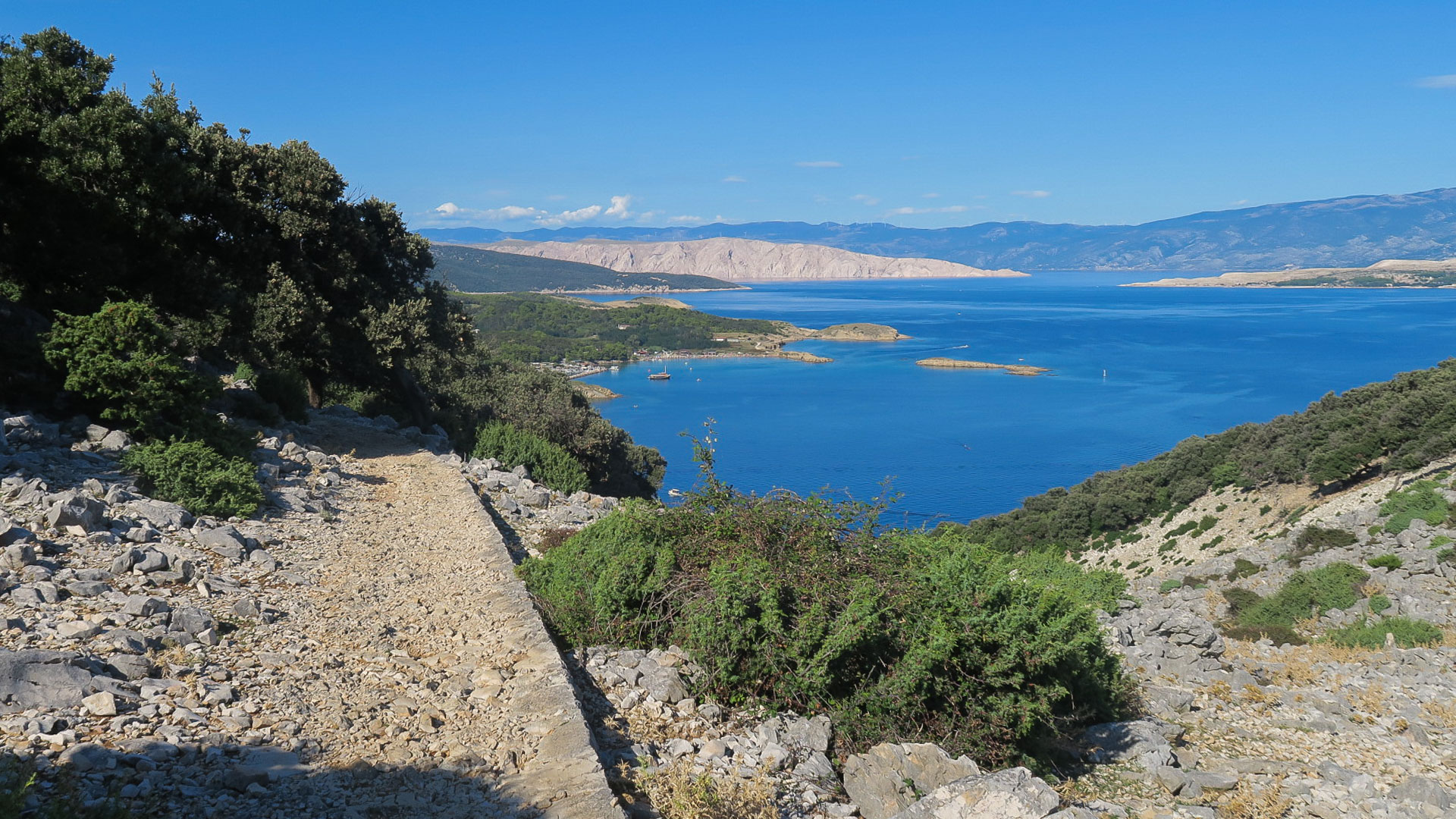 Sentier en balcon sur l'île de Rab à proximité de Lopar