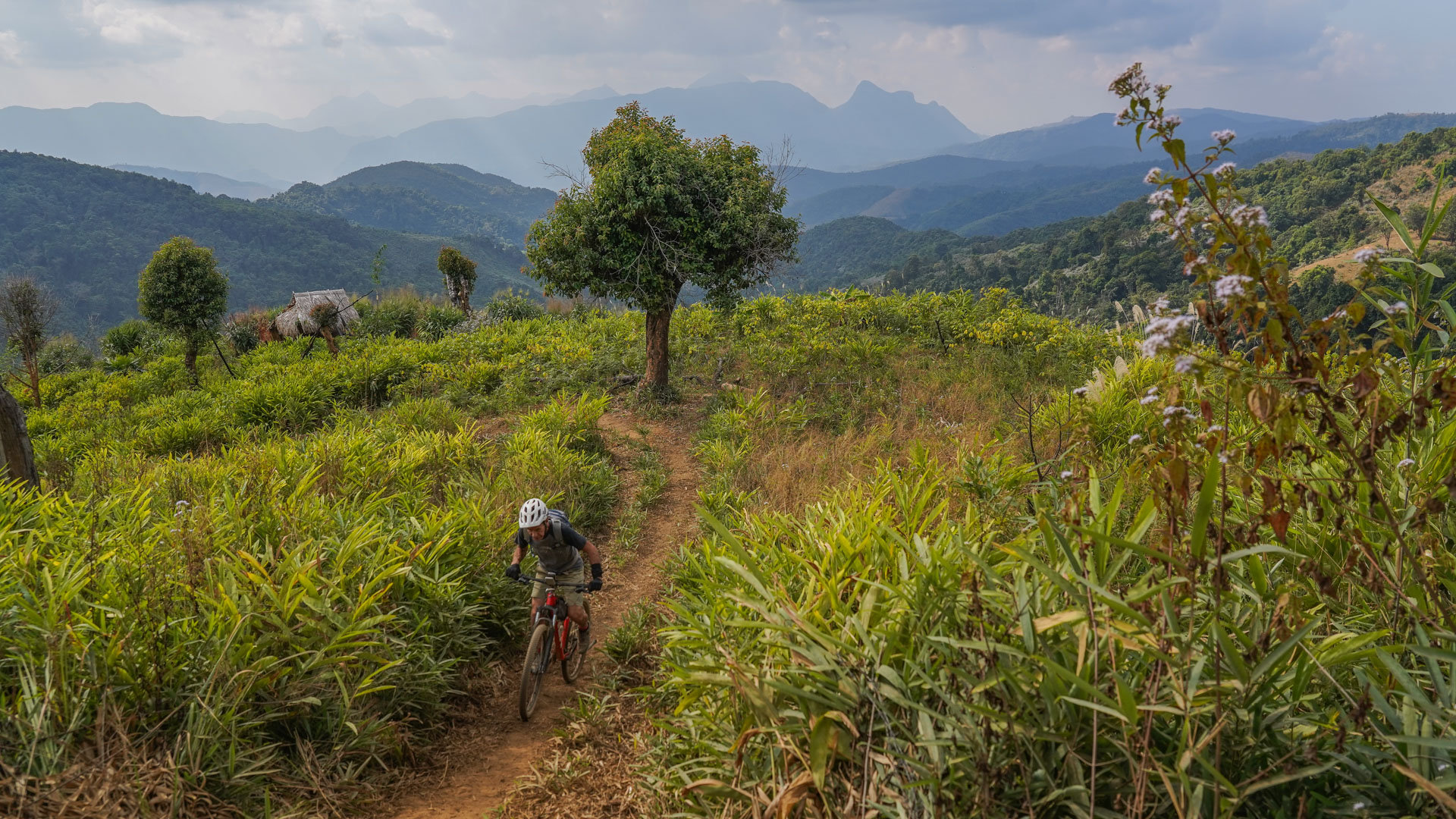 vue panoramique sur les montagnes du Laos avec un VTT en premier plan