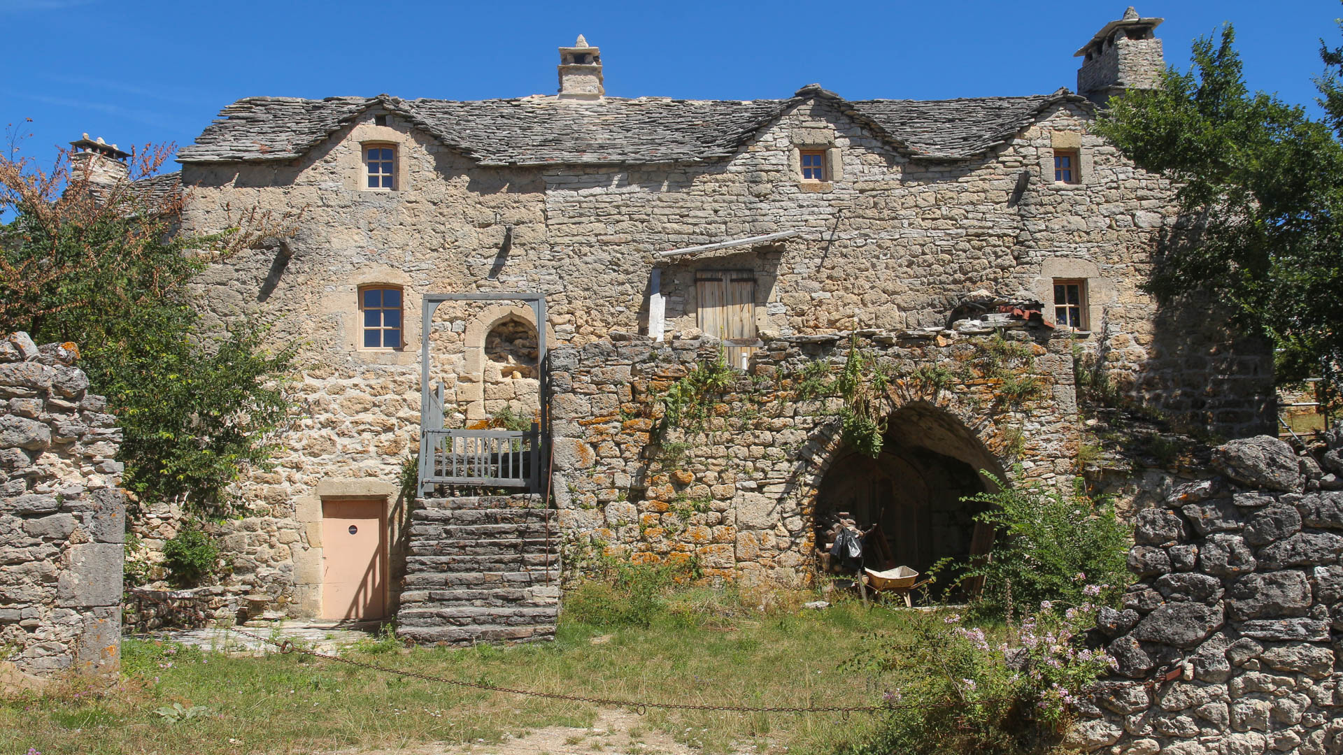 maison en pierres sèches typique des causses