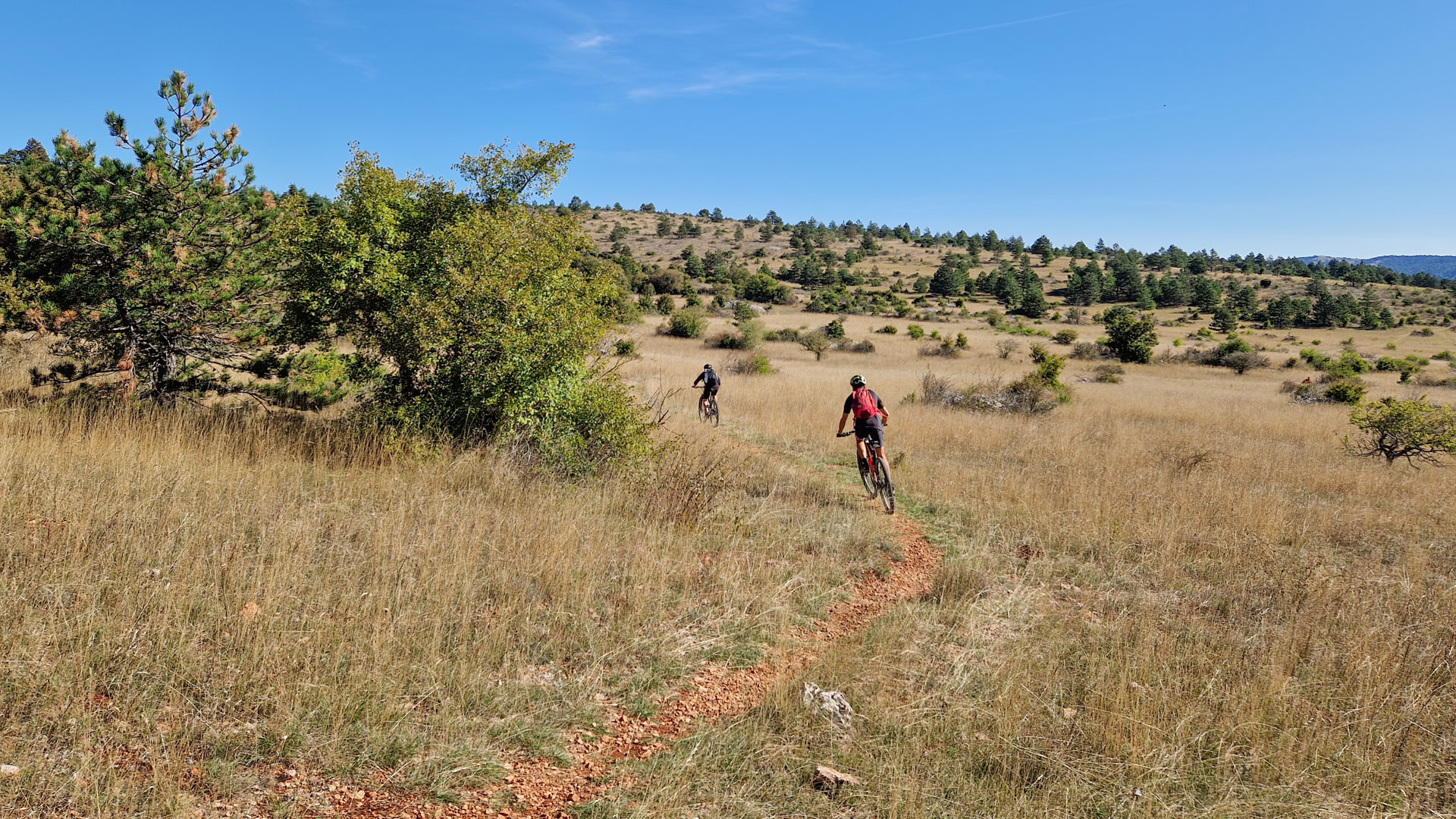 deux vttistes sur le plateau du Larzac