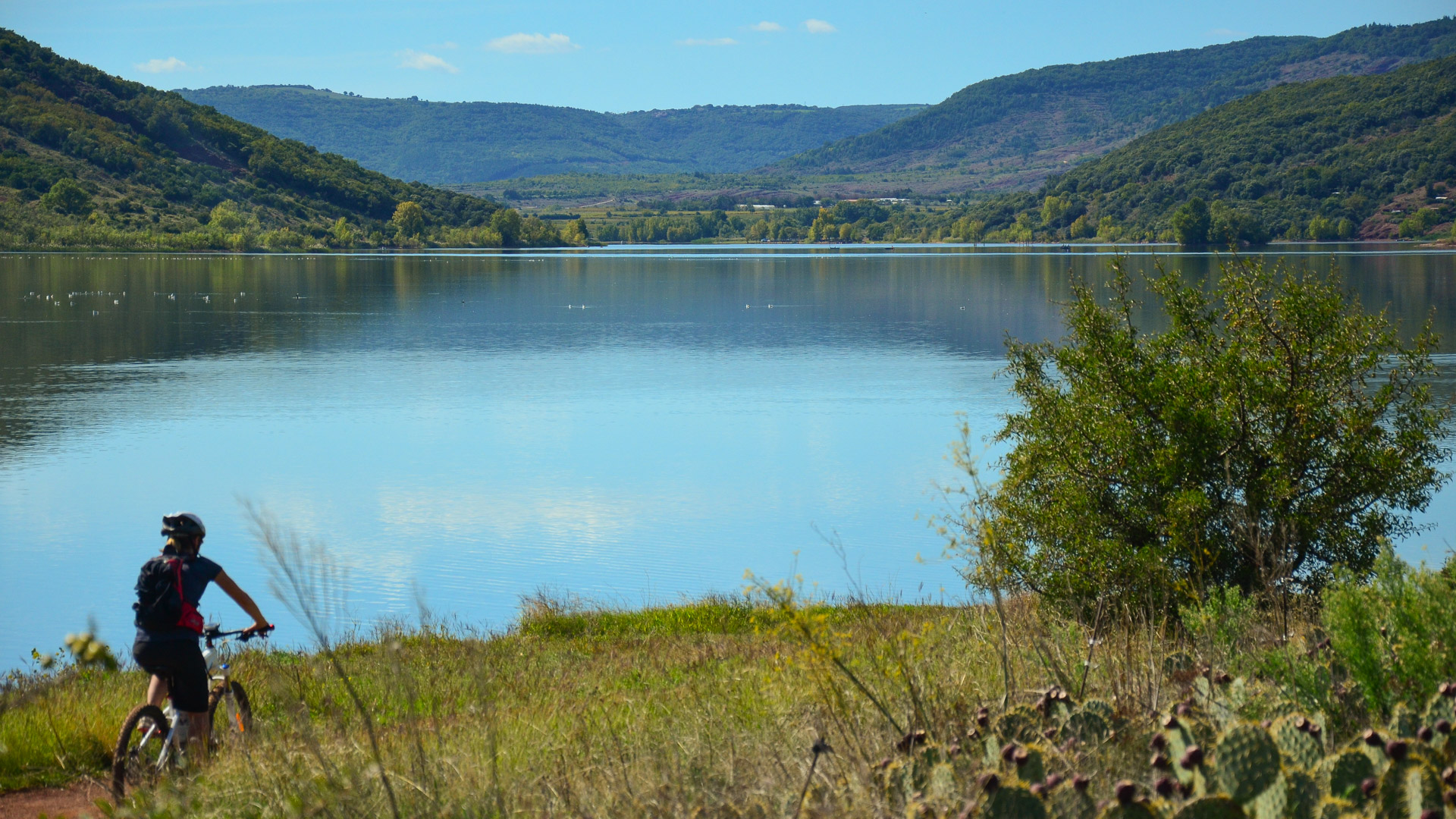 femme à VTT arrivant au lac du Salagou